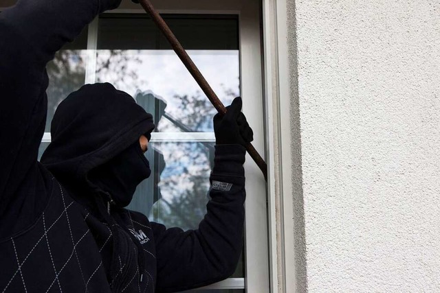 Auch Einbruch gehrt zu den Straftaten...ier jungen Mnnern vorgeworfen werden.  | Foto: Silvia Marks (dpa)