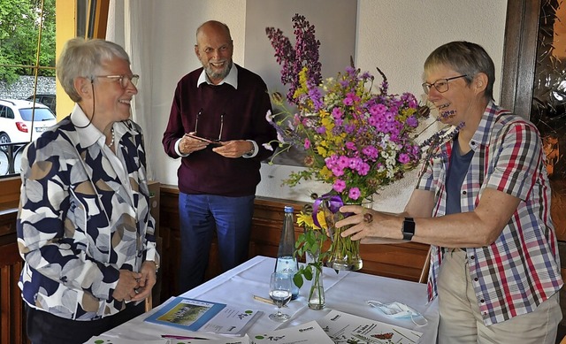 Die neue Vorsitzende Martina Schwinger...igrid Meineke einen Strau Feldblumen.  | Foto: Jutta Schtz