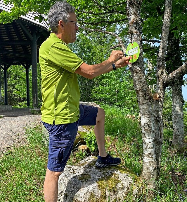 Engelbert Strittmatter beim Anbringen eines der Rundschilder  | Foto: Doris Strittmatter