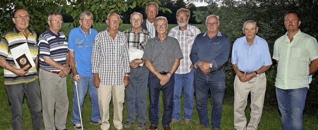 Volker Haack (rechts) gratulierte zehn...mlung fr ihre Treue zum Sportverein.   | Foto: Werner Schnabl