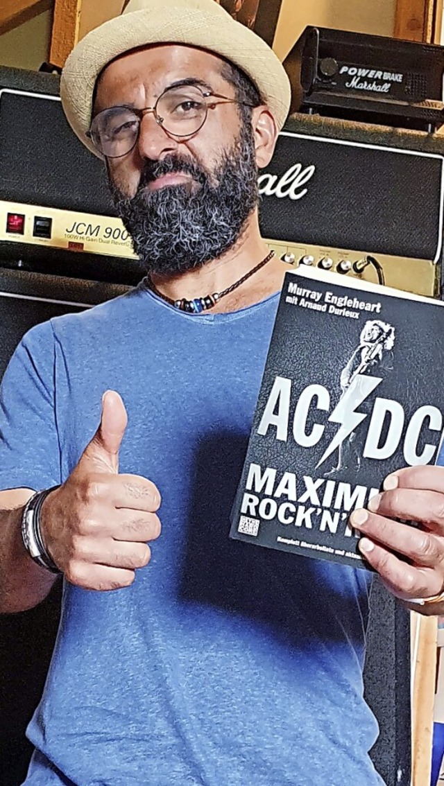 Rock&#8217;n&#8217;Read: Attila Gkdemir liest und spielt AC/DC.   | Foto: Attila Gkdemir