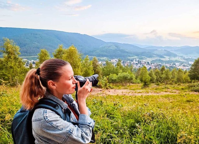 Das Auge sucht das Motiv und die Kamer...ina Szwok auf einer ihrer Fototouren.   | Foto: Karina Szwok