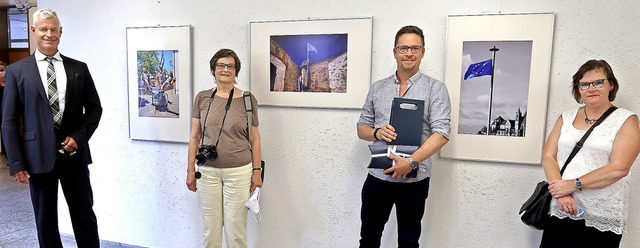 Brgermeister Oliver Rein  zeichnete d...on links)  vor den Gewinnerfotos aus.   | Foto: Christine Weirich