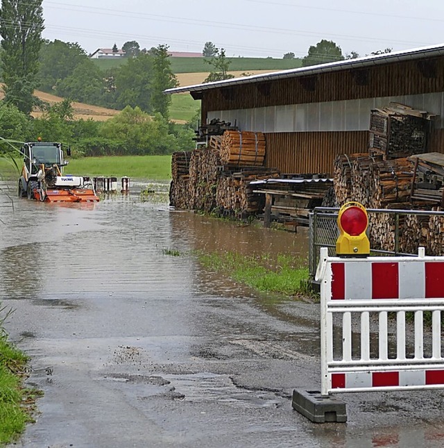 An der Hofmhle in Wollbach ist die Strae nach Maugenhard berflutet.  | Foto: Victoria Langelott