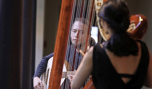 Markus Wach spielt eine Oud-Laute zur Harfe von Samira Memarzadeh.  | Foto: Christoph Breithaupt