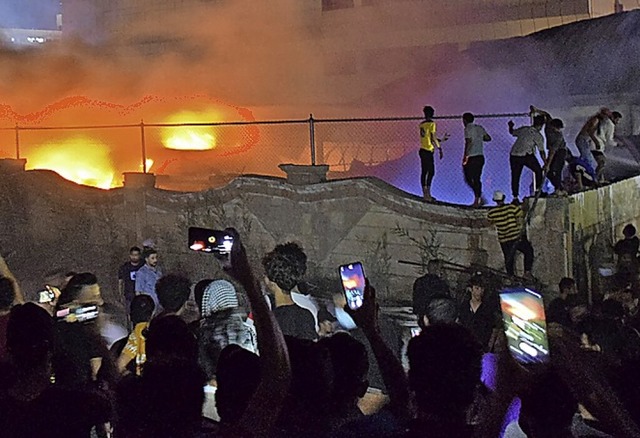 Flammen schlugen am Montagabend aus de...tation eines Krankenhauses im Sdirak.  | Foto: ASAAD NIAZI (AFP)