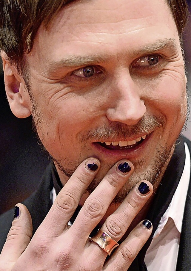 Der Schauspieler Lars Eidinger zeigt seine  lackierten Fingerngel.  | Foto: Gregor Fischer (dpa)