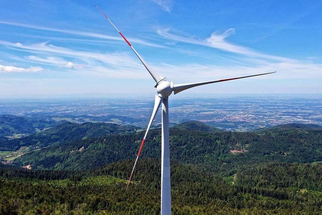 Auf der Hornisgrinde im Nordschwarzwald steht ein Windrad.  | Foto: Peter Heck