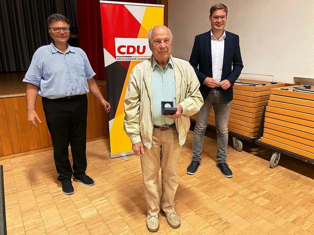 Seltene Ehrung fr 70 Jahre Mitgliedsc...destagskandidat Yannick Bury (rechts)   | Foto: CDU-Stadtverband