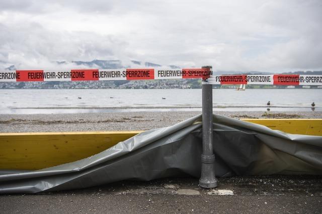 Hochwasser steigt nach Regengssen – Schifffahrt am Rhein gesperrt