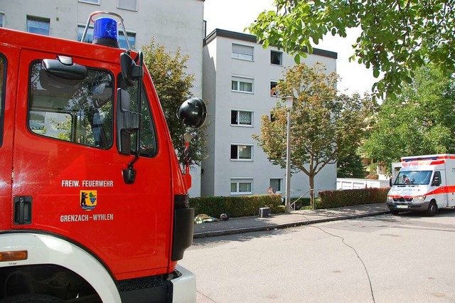 Feuerwehr und Rettungswagen vor dem Ha...chlossgasse am Einsatztag im Juli 2011  | Foto: Ralf H. Dorweiler