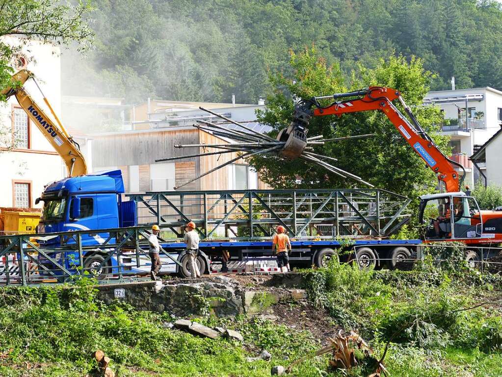 Die erste Hlfte der Brcke wird auf einen Tieflader verladen.