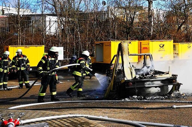 Die Feuerwehr in Offenburg lscht ein brennendes E-Auto.  | Foto: Ralf Burgmaier