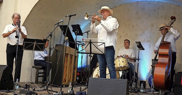 Bei den Jazz-Days im Schlossgarten wie... und der Schlagzeuger Bernard Flegar.   | Foto: suedkurier