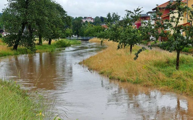 Der Ettenbach floss am Dienstag randvoll durch Ettenheim.   | Foto: Ha-Jo Gorny