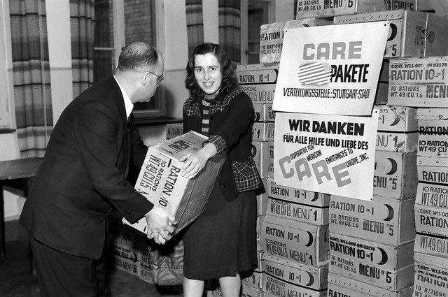 Eine Frau nimmt 1946 in Stuttgart ihr Care-Paket entgegen.  | Foto: dpa (dpa)