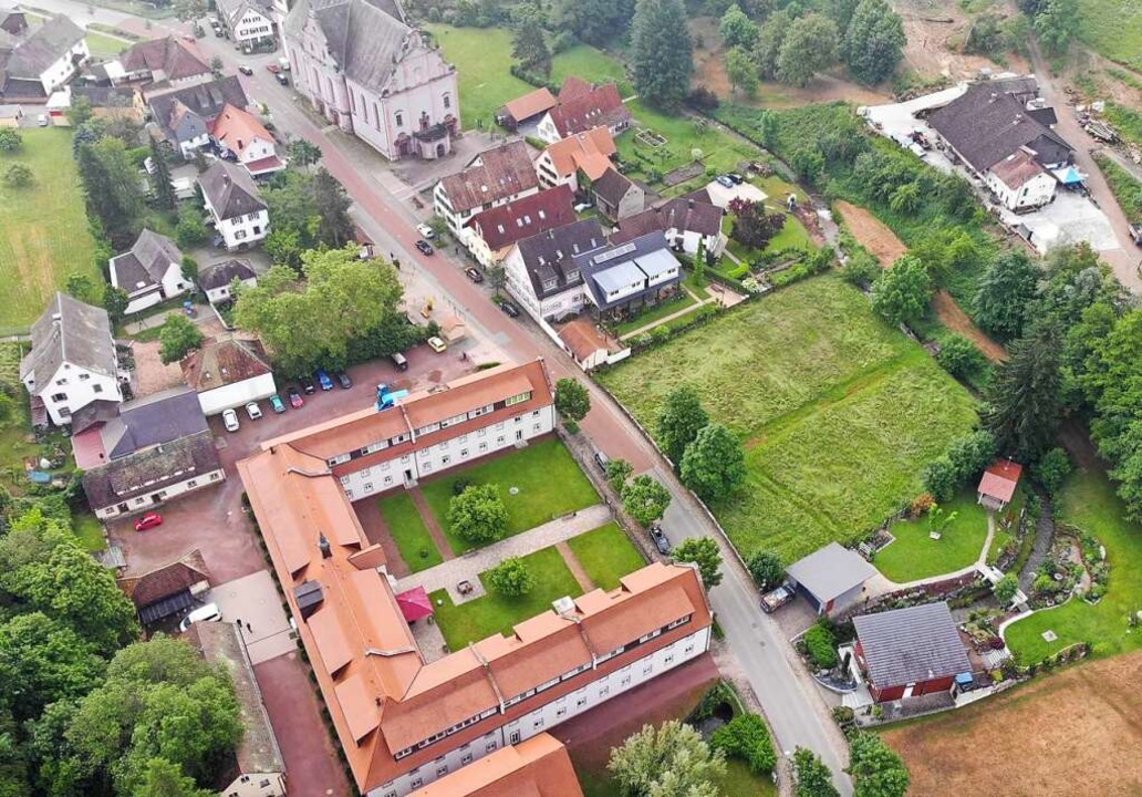 Die Badwiese (rechts) liegt direkt geg...heim, dem früheren Gäste- und Badhaus.  | Foto: Stadt Ettenheim