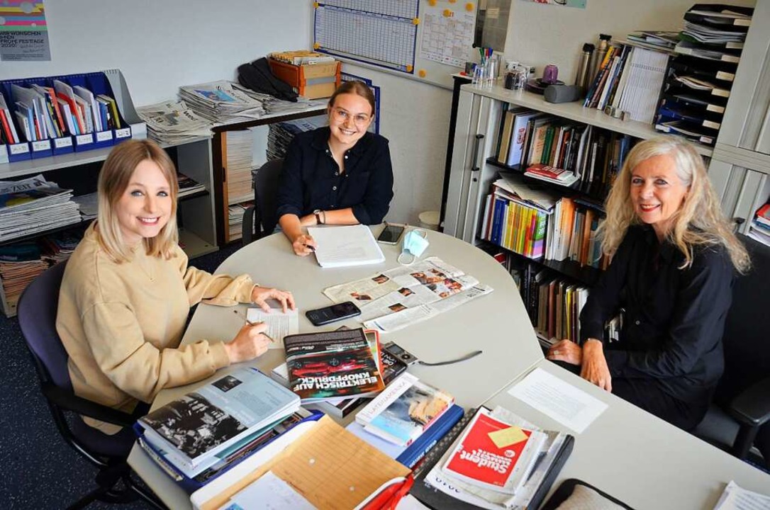 Die Volontärinnen Elena Stenzel und Ni...ch mit BZ-Redakteurin Bettina Schulte.  | Foto: Kathrin Blum
