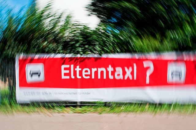 Vor vielen Schulen spielen sich morgen...e Kinder bis vor die Schultre fahren.  | Foto: Julian Stratenschulte