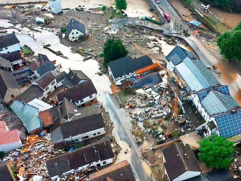 Die mit einer Drohne gefertigte Aufnahme zeigt die Verwstungen die das Hochwasser der Ahr in dem Eifel-Ort angerichtet hat. In Schuld bei Adenau waren den Angaben zufolge in der Nacht zum Donnerstag sechs Huser eingestrzt. Derzeit wrden dort knapp 70 Menschen vermisst.