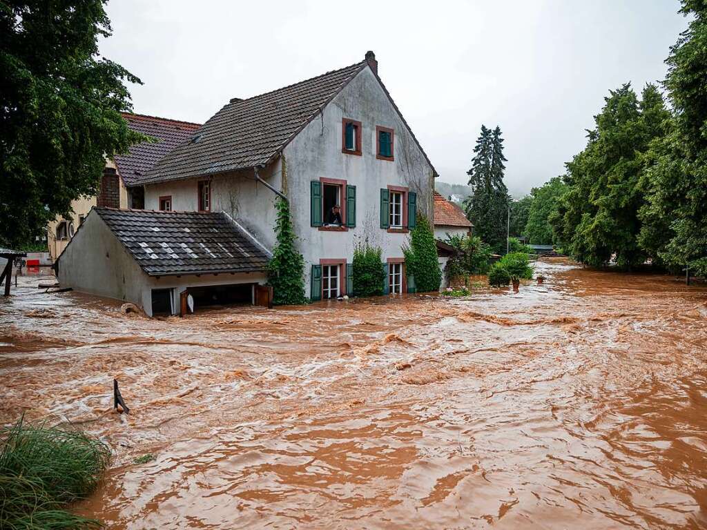 Die Kyll ist in Erdorf in Rheinland-Pfalz ber die Ufer getreten und hat Teile des Dorfes geflutet.