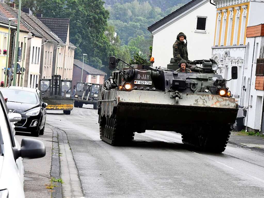 Mit einem Bergepanzer und schwerem Rumgert rckt die Bundeswehr in Hagen an, um die Schden die die berflutung der Nahma am Vorabend mit sich gebracht hat, zu beseitigen. Durch die heftigen Regenflle war das Flsschen zum reissenden Fluss geworden.