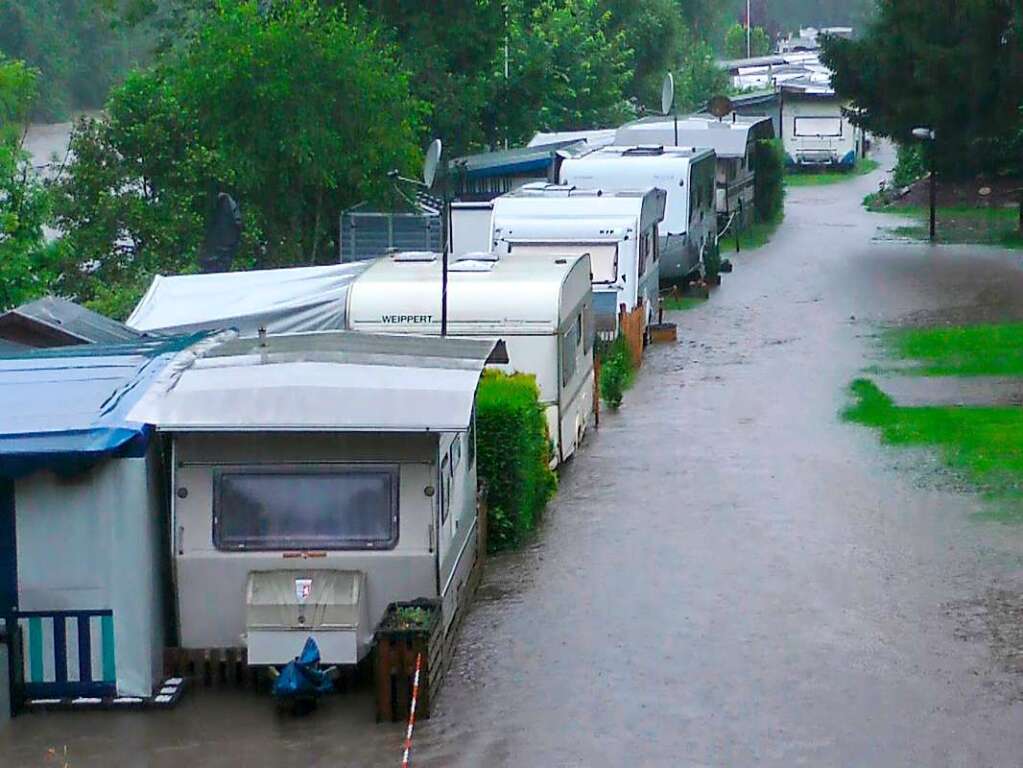 Der Fahrweg eines Campingplatzes steht in Solingen unter Wasser.