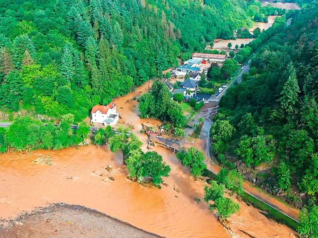 Die mit einer Drohne gefertigte Aufnahme zeigt die Verwstungen die das Hochwasser der Ahr in dem Eifel-Ort angerichtet hat. In Schuld bei Adenau waren den Angaben zufolge in der Nacht zum Donnerstag sechs Huser eingestrzt. Derzeit wrden dort knapp 70 Menschen vermisst.