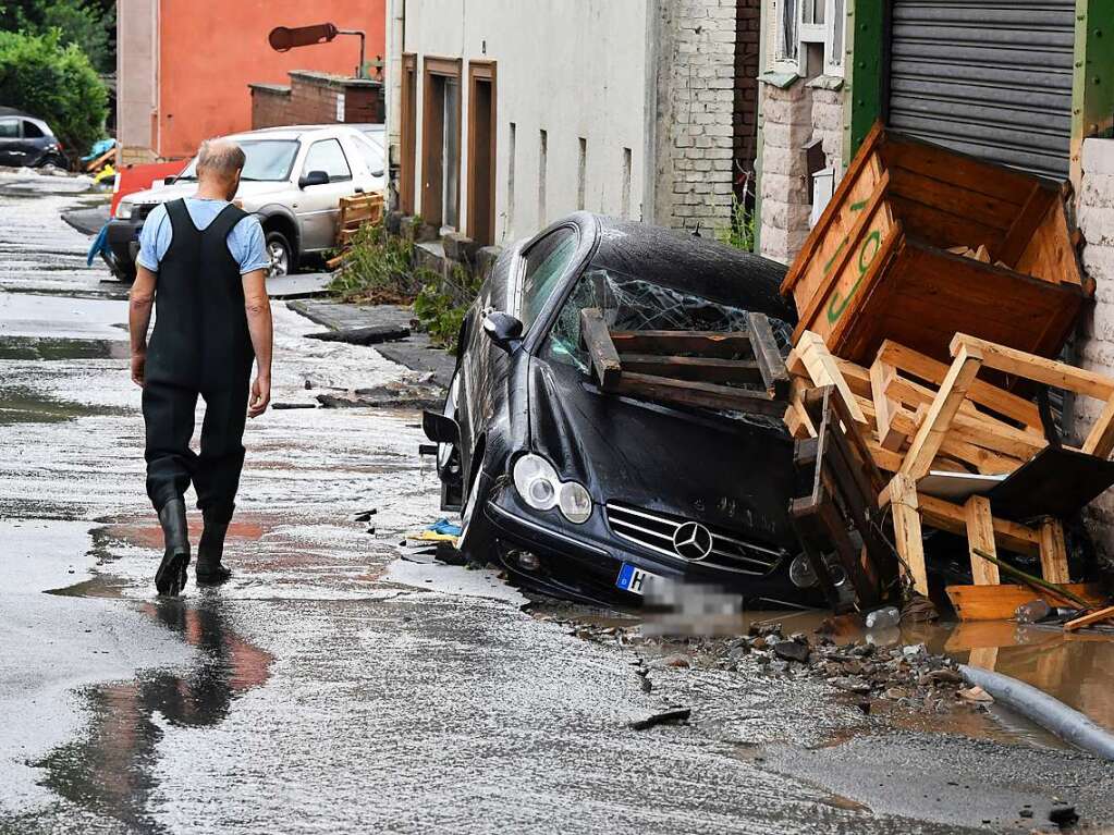 Ein Anwohner in Hagen schaut sich die Schden an, die die berflutung des Nahmerbach am Vorabend mit sich gebracht hatte.