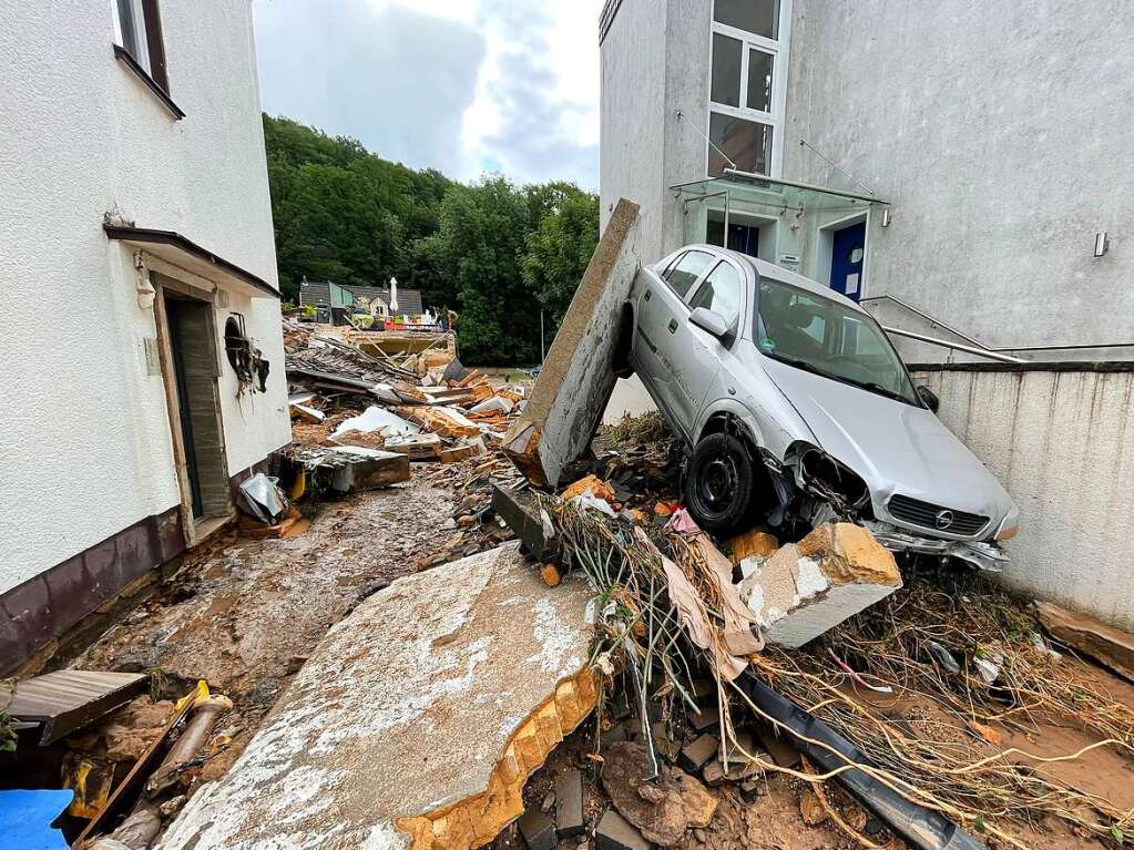 Blick in eine Strae in Bad Mnstereifel nach schweren Regenfllen und dem Hochwasser der Erft.