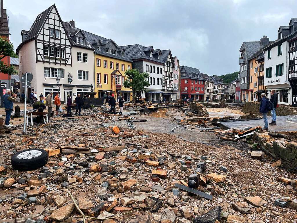 In Bad Mnstereifel ist die Erft ber die Ufer getreten und hat Schutt und Unrat durch die Stadt geschwemmt.