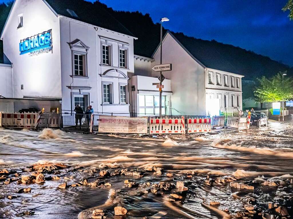 berflutete Straen in Altena nach schweren Regenfllen. Altena im Sauerland war nach Erdrutschen und berschwemmungen zeitweise nicht mehr zu erreichen.