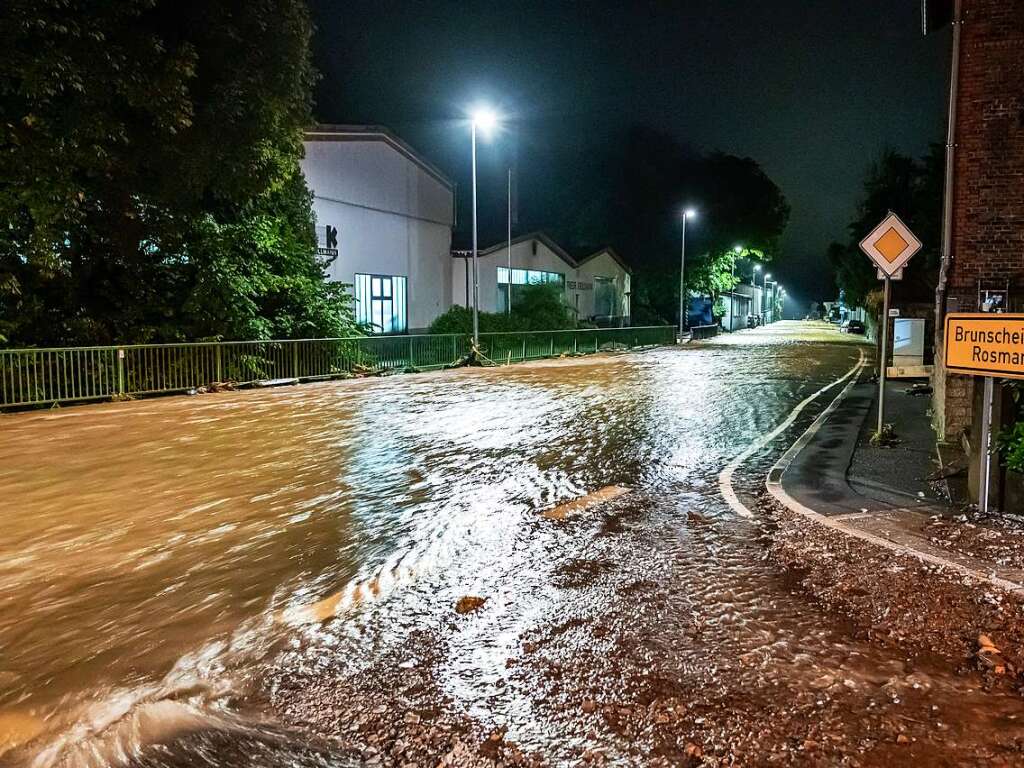 berflutete Straen in Altena nach schweren Regenfllen. Altena im Sauerland war nach Erdrutschen und berschwemmungen zeitweise nicht mehr zu erreichen.