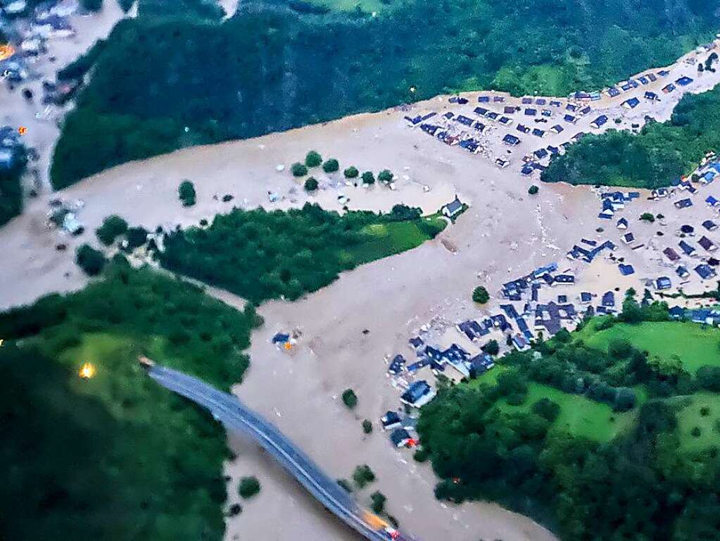 Die von der Polizei zur Verfgung gestellte Luftaufnahme zeigt den vom Ahr-Hochwasser berfluteten Ortsteil Altenburg.