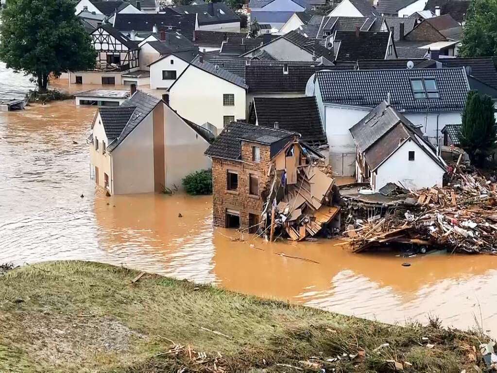 Die Drohnen-Aufnahme zeigt den vom Ahr-Hochwasser berfluteten Ortsteil Altenburg.