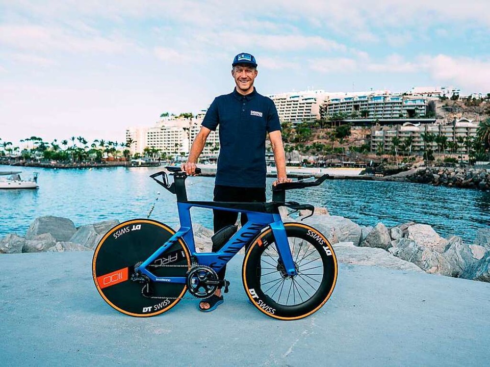 Nils Frommhold fährt bei einem Ironman 180 Kilometer mit seinem Rad.  | Foto: pushing-limits.de
