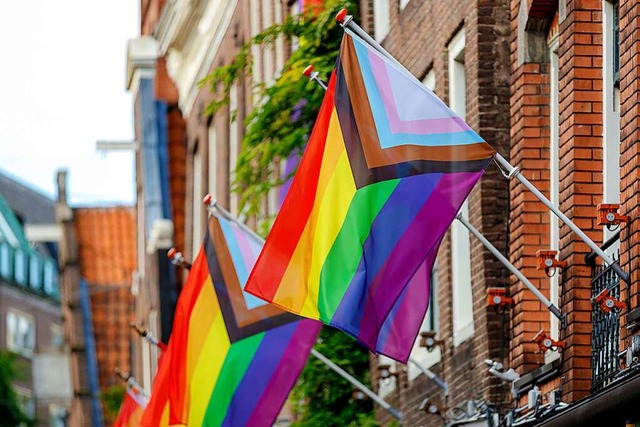 Progress Pride-Fahnen in Amsterdam: F...egionen und Kommunen geantwortet habe.  | Foto: Sarwaut Meetham (Adobe Stock)