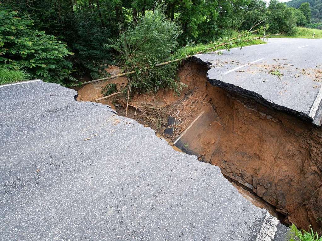 Eine Strae in Insul in Rheinland-Pfalz wurde untersplt. Weitgehend zerstrt und berflutet ist das Dorf Insul in Rheinland-Pfalz nach massiven Regenfllen und dem Hochwasser der Ahr.