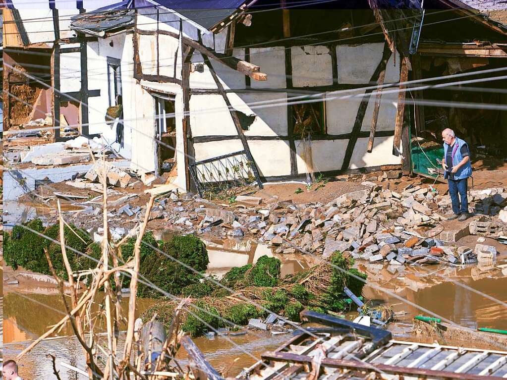 Ein Mann steht neben einem zerstrten Fachwerkhaus im Schutt in dem Ort im Kreis Ahrweiler am Tag nach dem Unwetter mit Hochwasser. Mindestens sechs Huser wurden durch die Fluten zerstrt.