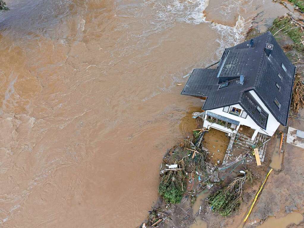 Weitgehend zerstrt und berflutet ist das Dorf Insul in Rheinland-Pfalz nach massiven Regenfllen.