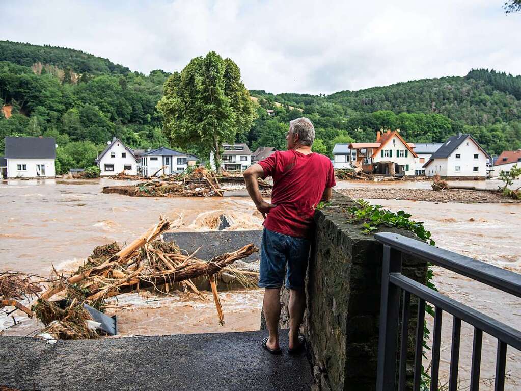 Ein Mann blickt in Insul in Rheinland-Pfalz zu seinem Elternhaus auf der anderen Flussseite hinber. Da das Handynetz zusammengebrochen und die Brcke weggerissen wurde, weiss er nicht, ob sie noch leben. Weitgehend zerstrt und berflutet ist das Dorf Insul in Rheinland-Pfalz nach massiven Regenfllen und dem Hochwasser der Ahr.