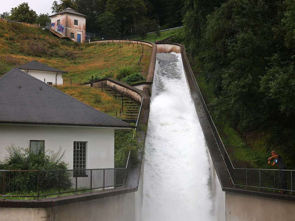 Wasser luft an der Bevertalsperre ab. Nach massiven Regenfllen muten etwa 1500 Menschen in Hckeswagen im Bergischen Land ihre Wohnungen verlassen. Betroffen war vor allem der Stadtteil Kleineichen unterhalb der Bevertalsperre.