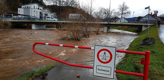 So hoch wie auf diesem Foto stand am D...em Pegelanstieg gerechnet werden muss.  | Foto: Gerhard Walser