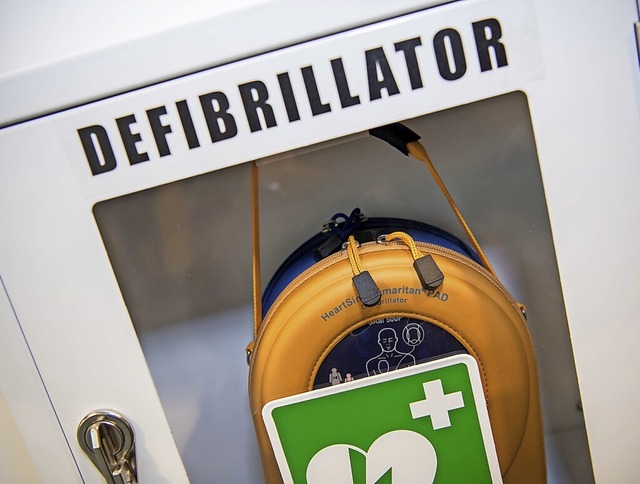 Drei ffentlich zugngliche Defibrilla...rnes Licht fr den Kauf eines Gerts.  | Foto: Peter Kneffel (dpa)