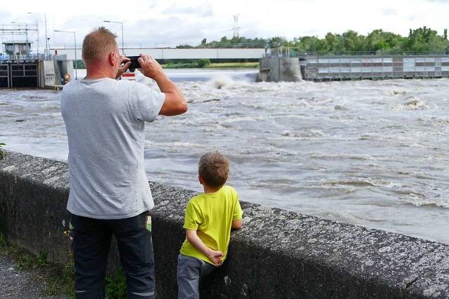 Das Stauwehr in Breisach wurde geffne...eit ein beliebtes Film- und Fotomotiv.  | Foto: Sattelberger