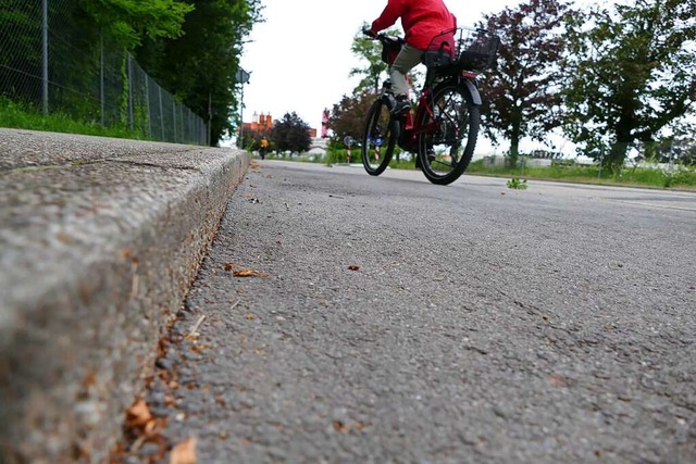 Die Kante zwischen Fuweg und Gehweg e...er Hafenstrae soll eingeebnet werden.  | Foto: Sattelberger