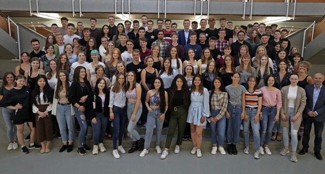 103 Schlerinnen und Schler des Schef...h ber ihre bestandene Abiturprfung.   | Foto: Scheffelgymnasium