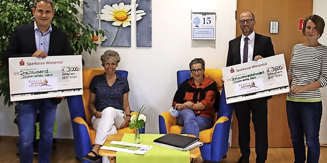 Geldregen fr  die Diakonie Schopfheim...rem ber zwei neue Sessel (von links)   | Foto: Monika Weber