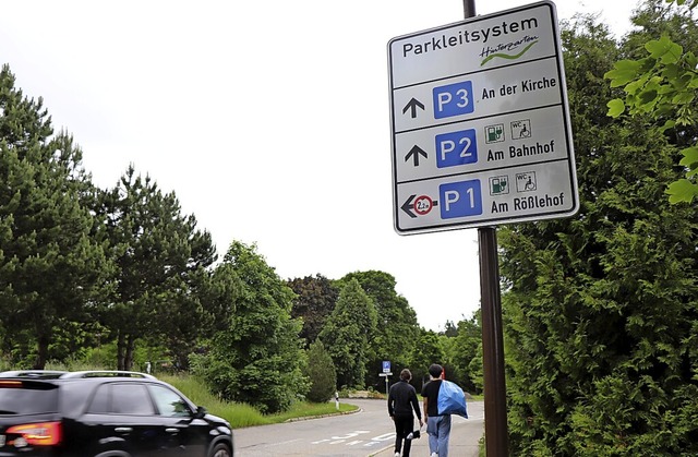 Das neue Parkleitsystem am Ortseingang... bei der Suche nach einem Stellplatz.   | Foto: Dieter Maurer