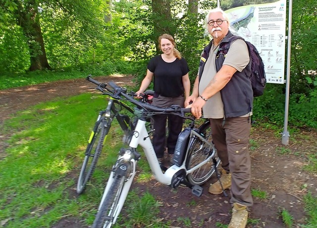 Rangerin Cosima Zeller und Peter Bux, ...ntrollrundgangs durch das Taubergieen  | Foto: Gemeinde Rust